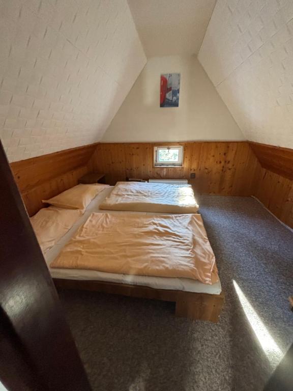 Postel nebo postele na pokoji v ubytování Kábrtova bouda