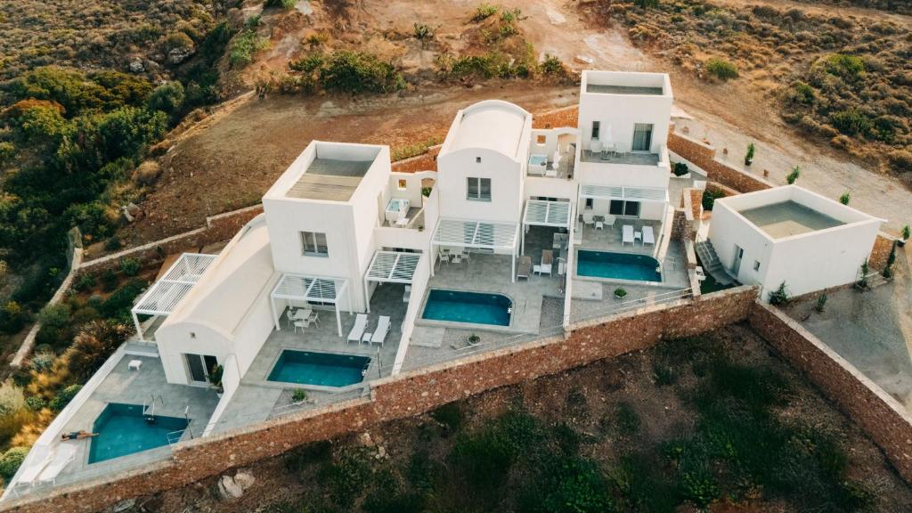 Bazén v ubytování Makrikythera Luxury Suites - Private Pool or Hot Tub Suites nebo v jeho okolí