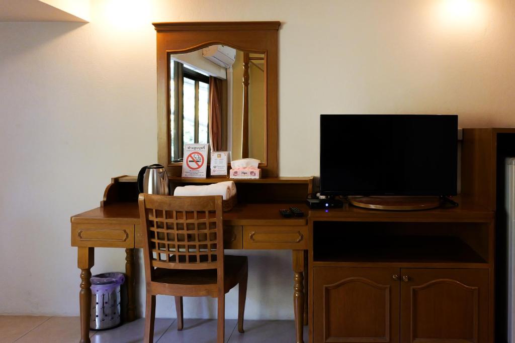 TV a/nebo společenská místnost v ubytování โรงแรมมูนแอนด์ซัน Moon and Sun Hotel