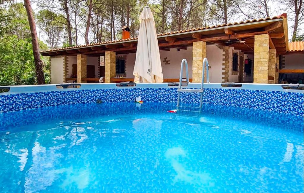 una piscina davanti a una casa di Amazing Home In Macastre With Sauna a Macastre