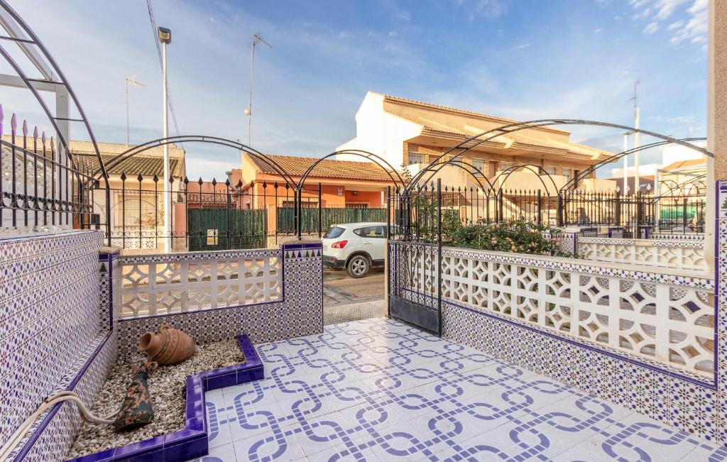 einen Innenhof mit einem Tor und einem Gebäude in der Unterkunft Nice Apartment In San Pedro Del Pinatar in San Pedro del Pinatar