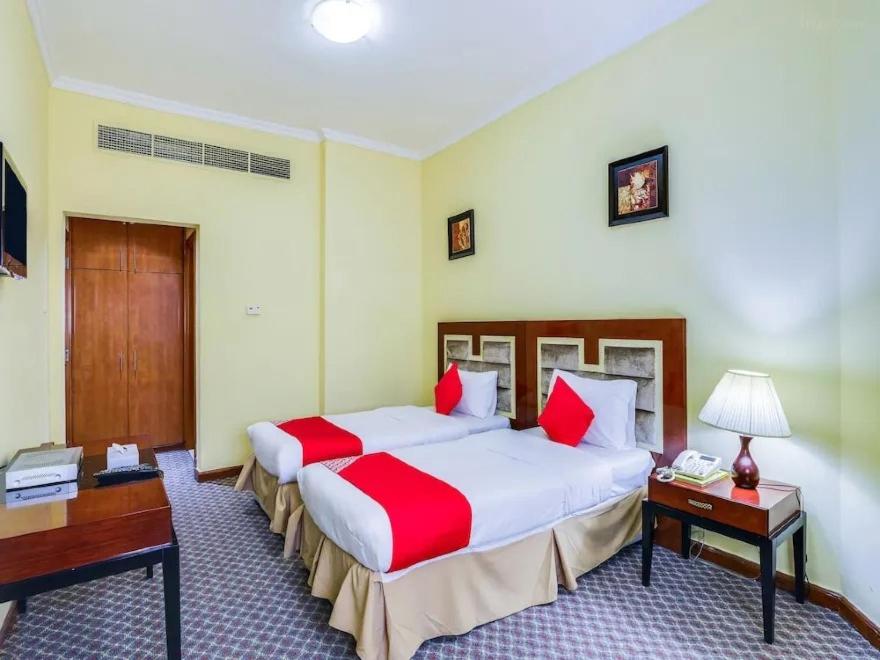 Postel nebo postele na pokoji v ubytování Ruwi Hotel Apartments, Sharjah