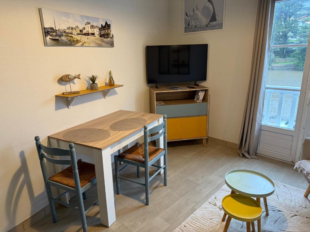 Telewizja i/lub zestaw kina domowego w obiekcie Appartement T2 vue sur la rivière avec garage privatif - Port de Saint-Goustan