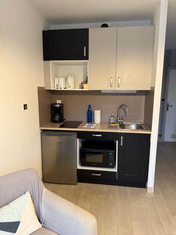 Kuchnia lub aneks kuchenny w obiekcie Appartement T2 vue sur la rivière avec garage privatif - Port de Saint-Goustan