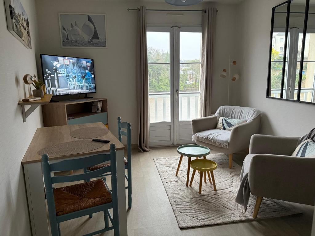 Telewizja i/lub zestaw kina domowego w obiekcie Appartement T2 vue sur la rivière avec garage privatif - Port de Saint-Goustan