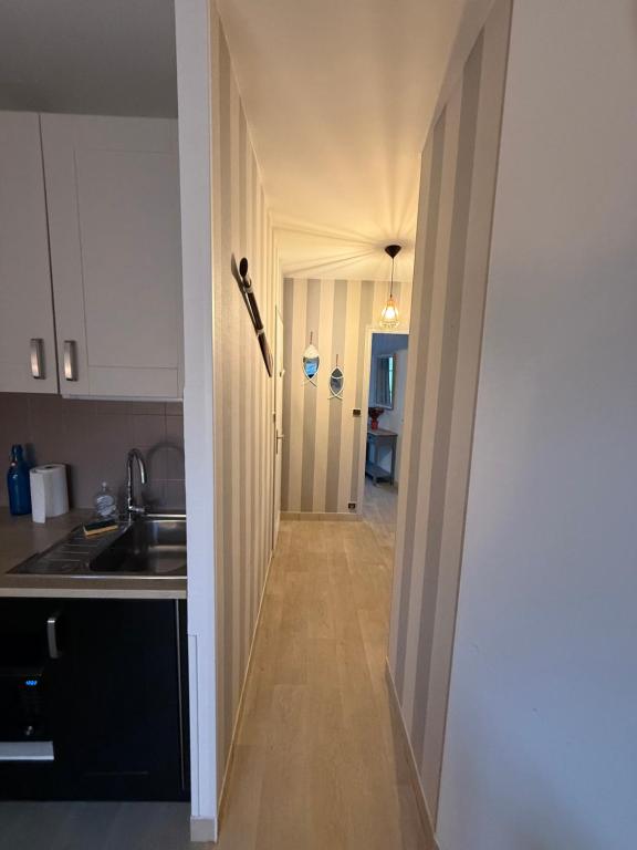 Kuchnia lub aneks kuchenny w obiekcie Appartement T2 vue sur la rivière avec garage privatif - Port de Saint-Goustan