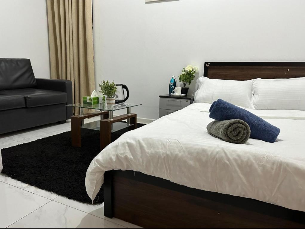 Postel nebo postele na pokoji v ubytování Heart of Abu Dhabi - Luxury Room