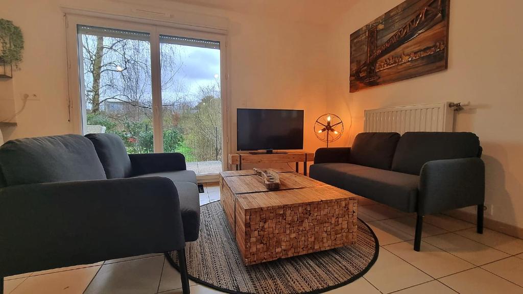 Μια τηλεόραση ή/και κέντρο ψυχαγωγίας στο Bel appartement à seulement 30 minutes de Paris-la défense