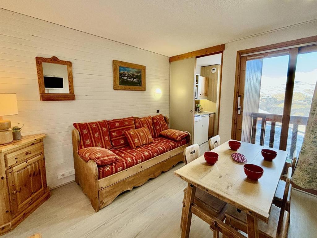 un salon avec un canapé et une table dans l'établissement Appartement cosy 4 pers, proche pistes, balcon, parking - FR-1-353-61, à La Plagne