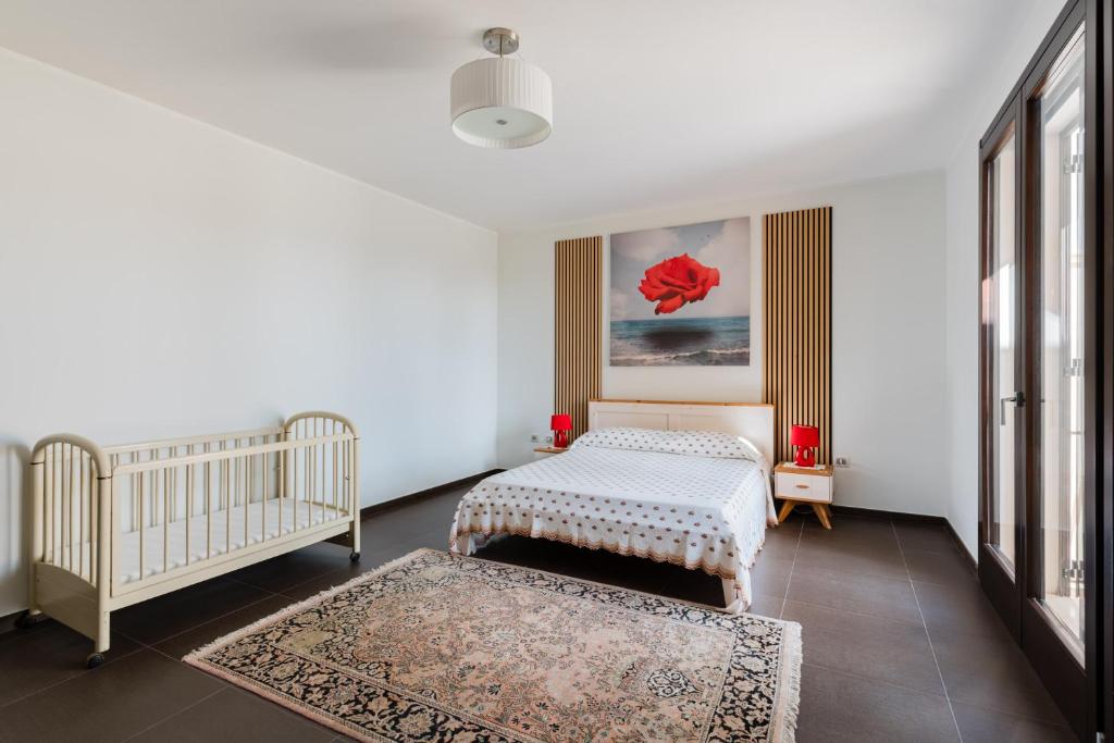 Postel nebo postele na pokoji v ubytování Intera villa ad uso esclusivo con 2 bagni 4 camere da letto,garage,giardino,area fitness,lavatrice,wifi