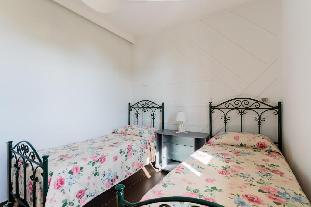 Postel nebo postele na pokoji v ubytování Intera villa ad uso esclusivo con 2 bagni 4 camere da letto,garage,giardino,area fitness,lavatrice,wifi