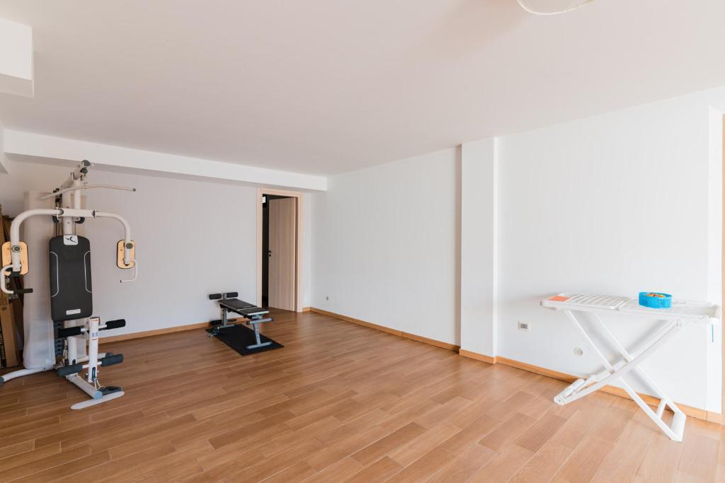 Fitness centrum a/nebo fitness zařízení v ubytování Intera villa ad uso esclusivo con 2 bagni 4 camere da letto,garage,giardino,area fitness,lavatrice,wifi