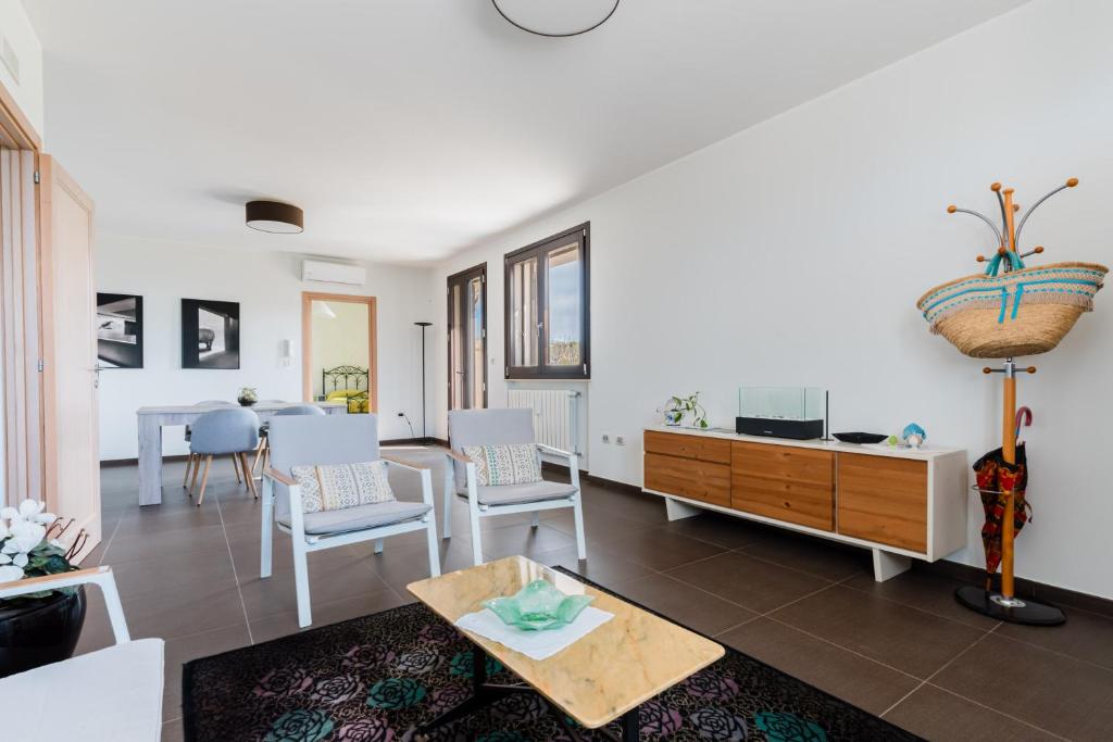 Posezení v ubytování Intera villa ad uso esclusivo con 2 bagni 4 camere da letto,garage,giardino,area fitness,lavatrice,wifi