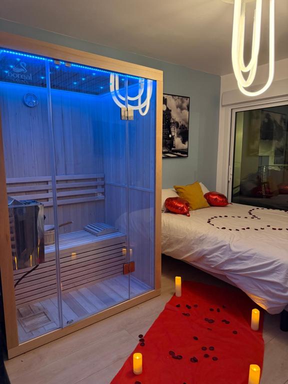 une chambre avec un lit et une grande fenêtre en verre dans l'établissement Love room nantais, à Nantes