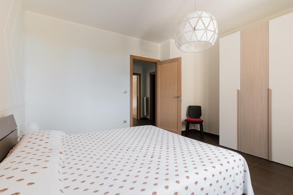 Postel nebo postele na pokoji v ubytování Intera villa ad uso esclusivo con 2 bagni 4 camere da letto,garage,giardino,area fitness,lavatrice,wifi