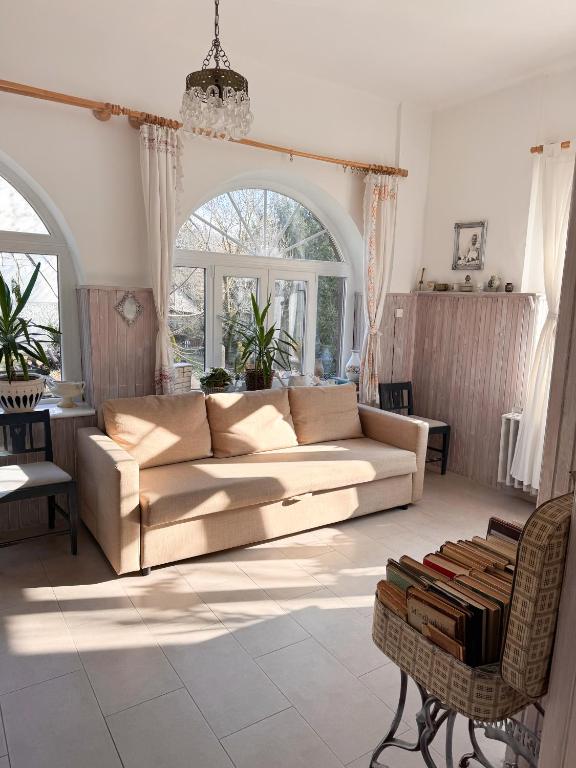 A seating area at Halháza Erdészlak Apartman