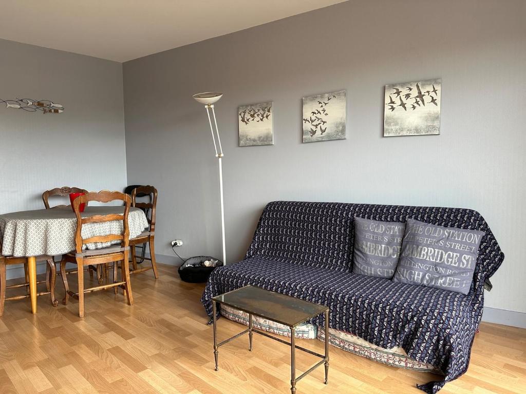 un salon avec un canapé et une table dans l'établissement Close to Deauville, seaview, parking, à Trouville-sur-Mer