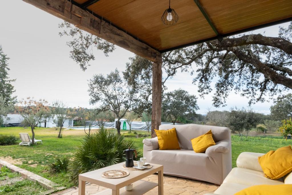 un soggiorno con un divano e un tavolo di La Platea Rural a Siviglia