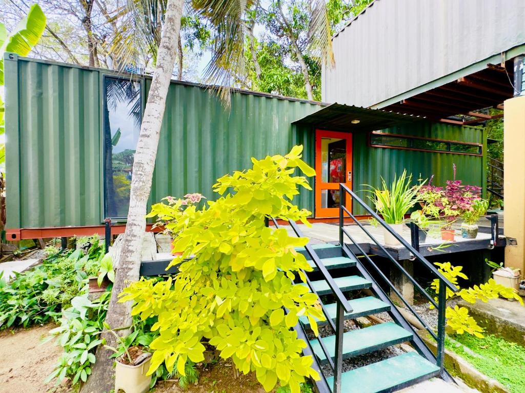 Zahrada ubytování Traveler's Haven Hostel at Colombo Intl Airport