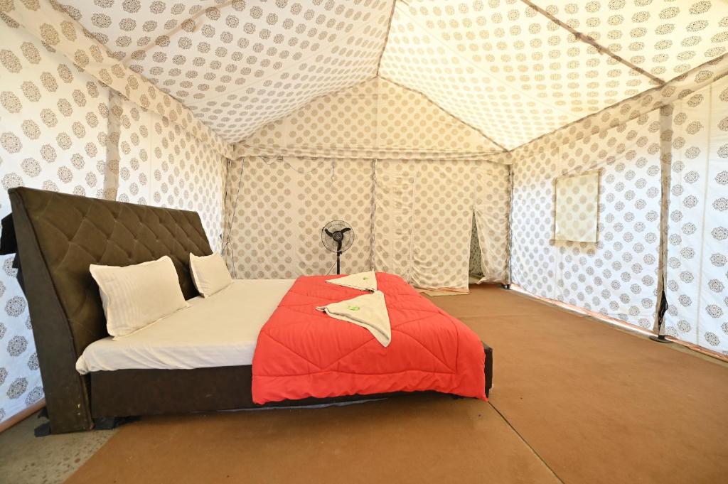Postel nebo postele na pokoji v ubytování Lucky Desert Camp Sam