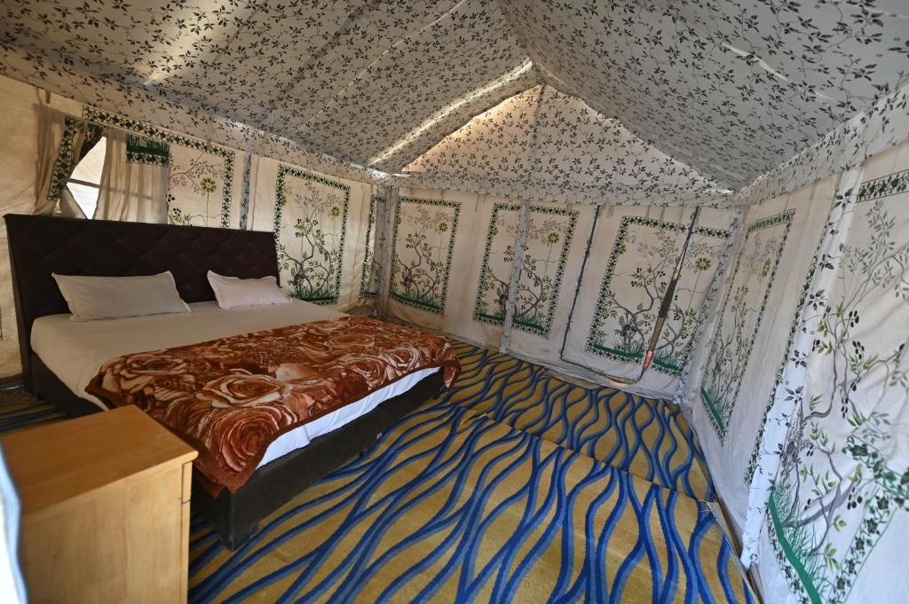 Postel nebo postele na pokoji v ubytování Lucky Desert Camp Sam