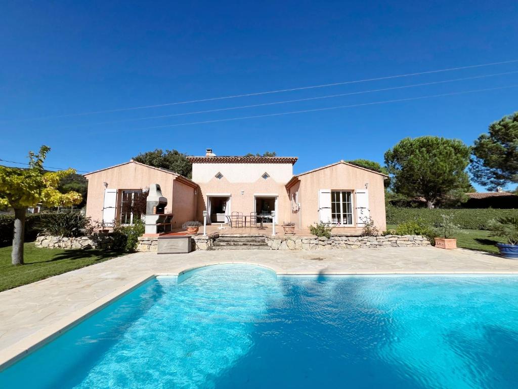 une villa avec piscine devant une maison dans l'établissement Villa La Mastineria, au Plan-de-la-Tour