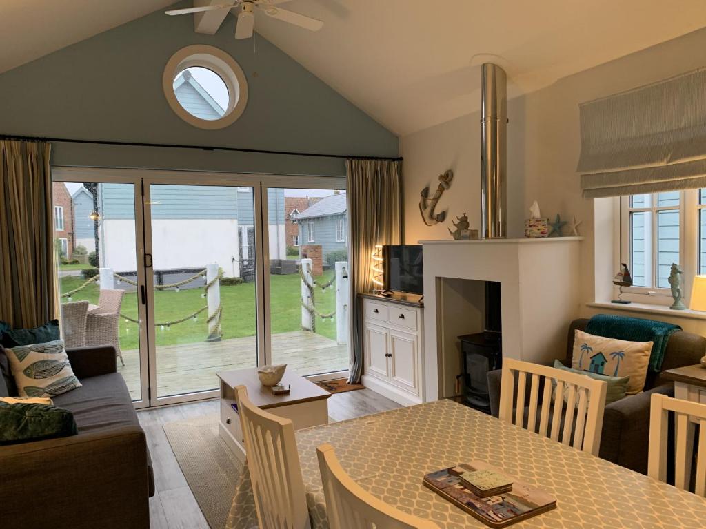 Rosies, The Bay, 2 bedrooms with ensuites, parking for 2 cars, 2 dogs welcome 4