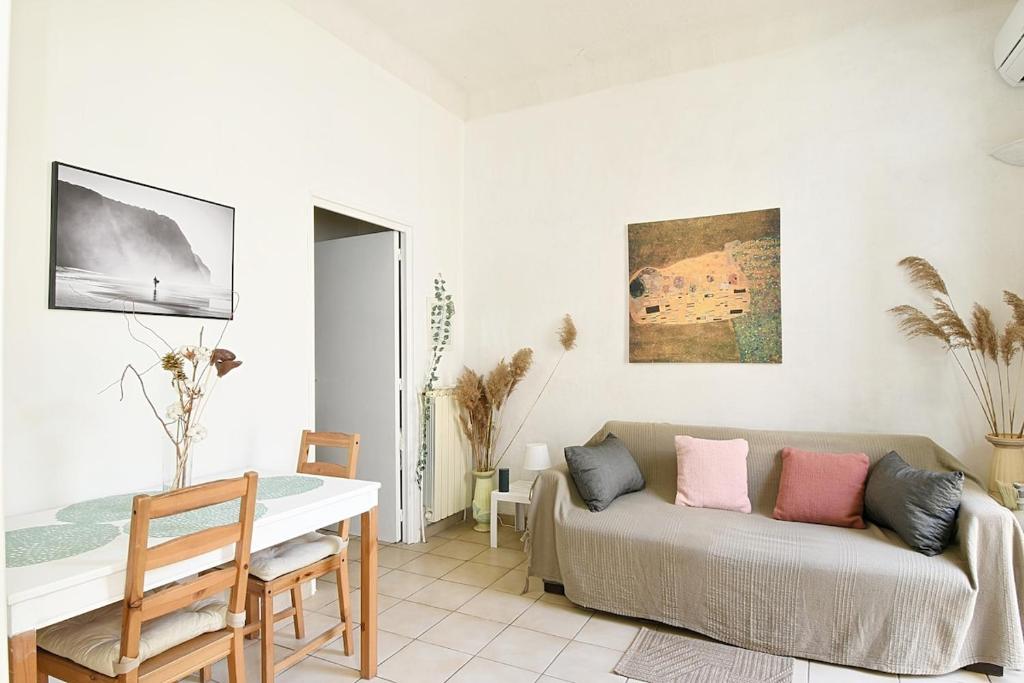 un salon avec un canapé et une table dans l'établissement Évasion Bord de Mer Havre de Paix à Deux Pas des Plages, à Marseille