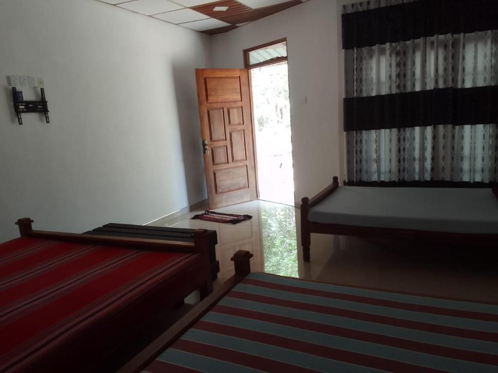 Postel nebo postele na pokoji v ubytování Wilpattu Buma Lodge