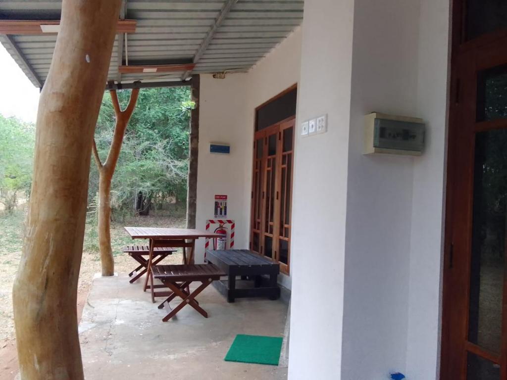 Patio nebo venkovní prostory v ubytování Wilpattu Buma Lodge