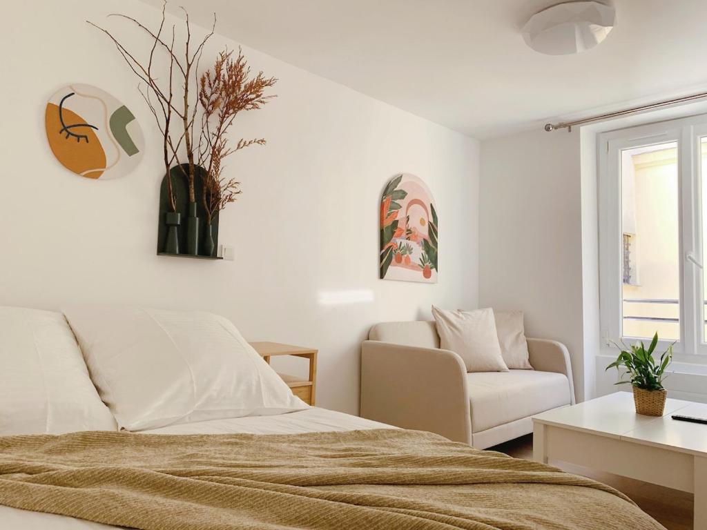 une chambre avec un lit, un canapé et une chaise dans l'établissement Cosy Apt with Paris Marais, à Paris