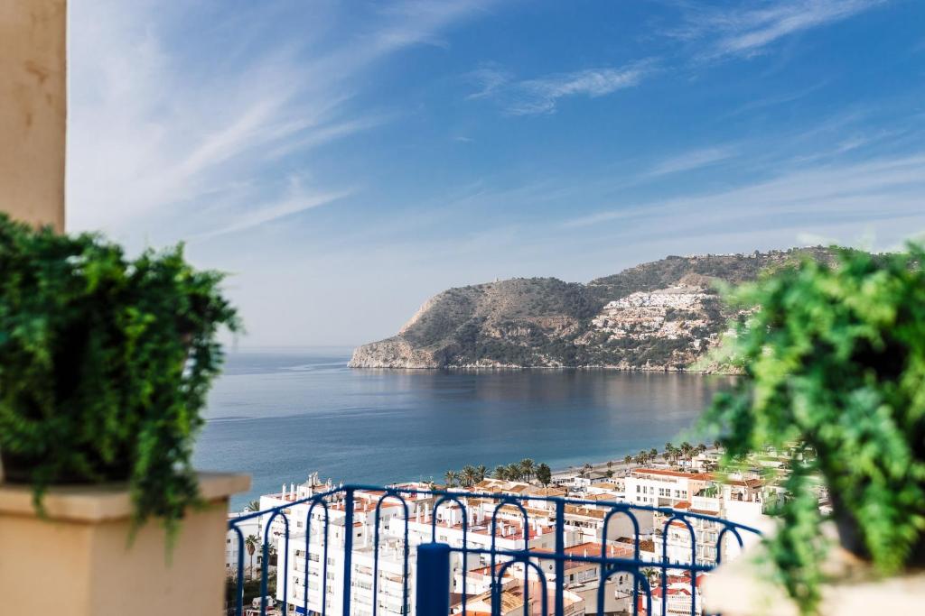 ein Blick auf das Meer vom Balkon in der Unterkunft Blue Nautico - penthouse with stunning views of La Herradura in La Herradura