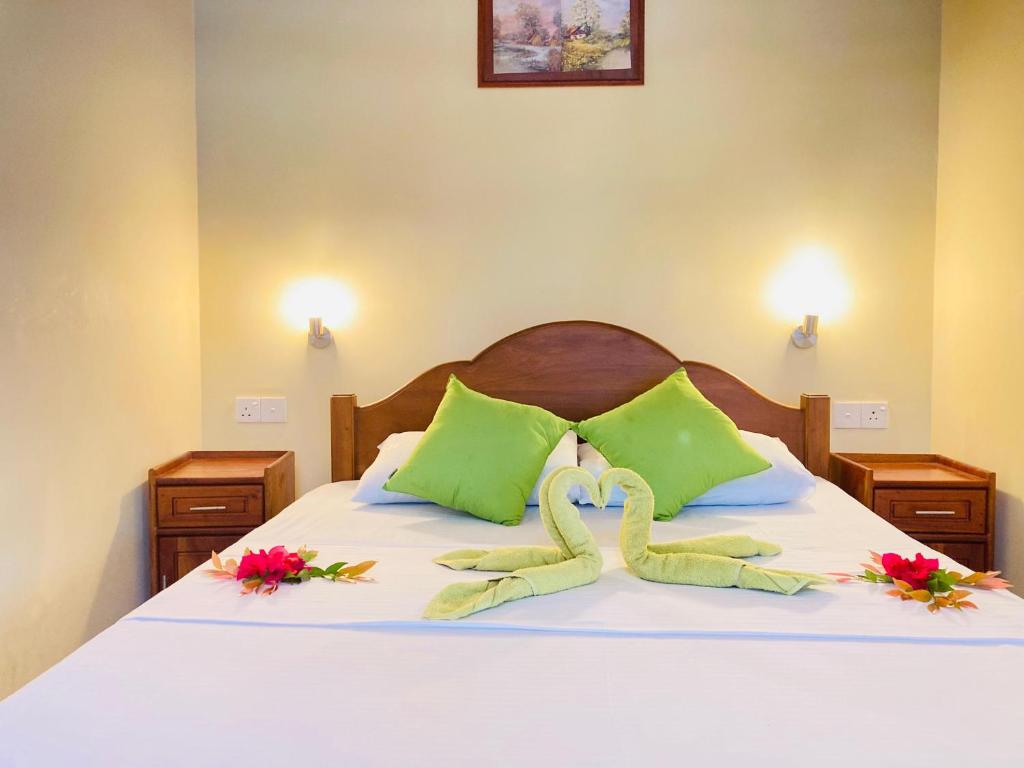 Postel nebo postele na pokoji v ubytování Rainforest Lodge, Deniyaya singheraja