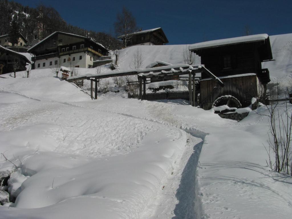 Unser kleines Bauernhaus v zime