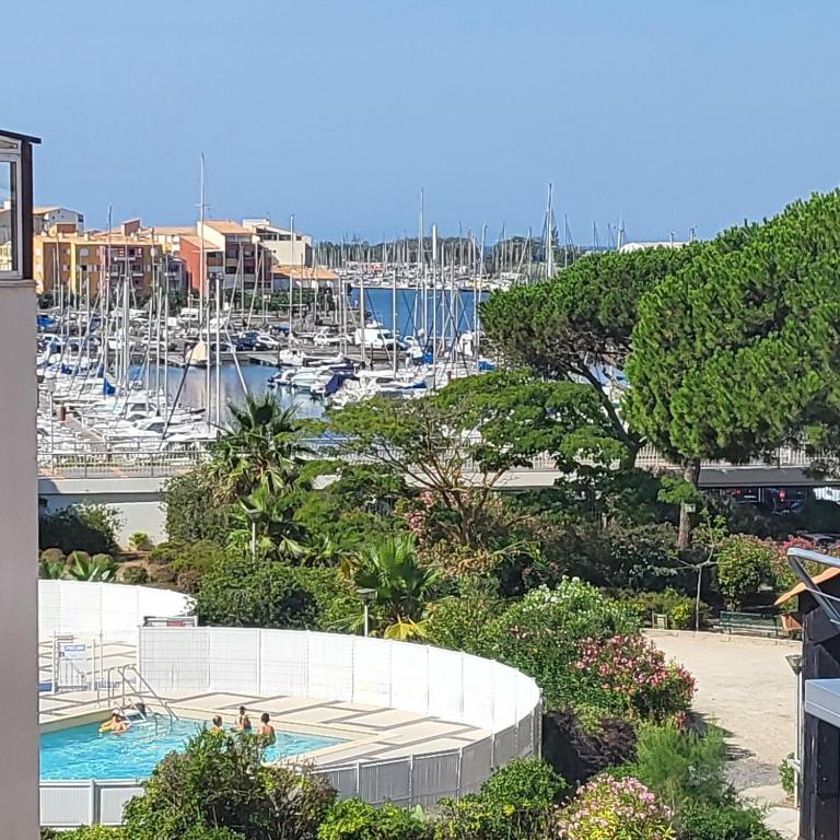 une vue d'une marina avec des bateaux dans l'eau dans l'établissement Appartement Cap D'Agde le Pharo, au Cap d'Agde