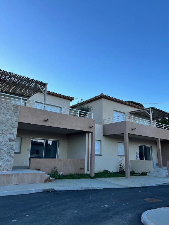 une maison dans une rue à côté d'une route dans l'établissement Apartment 1 Favone, beach 100m away, à Conca