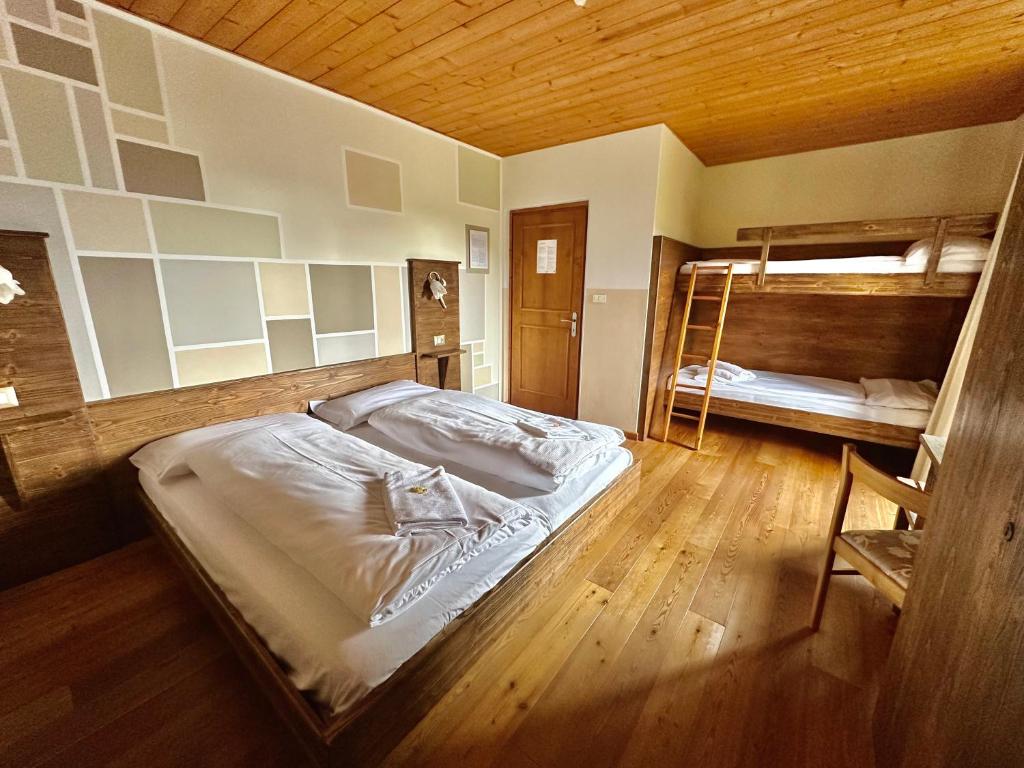 Postel nebo postele na pokoji v ubytování Hotel Garni Edy