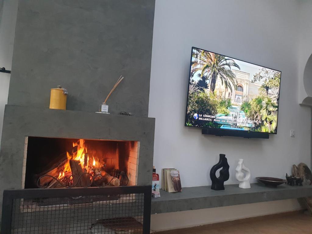 TV a/nebo společenská místnost v ubytování Villa Bohème Havre de paix, piscine chauffée,4 Suites