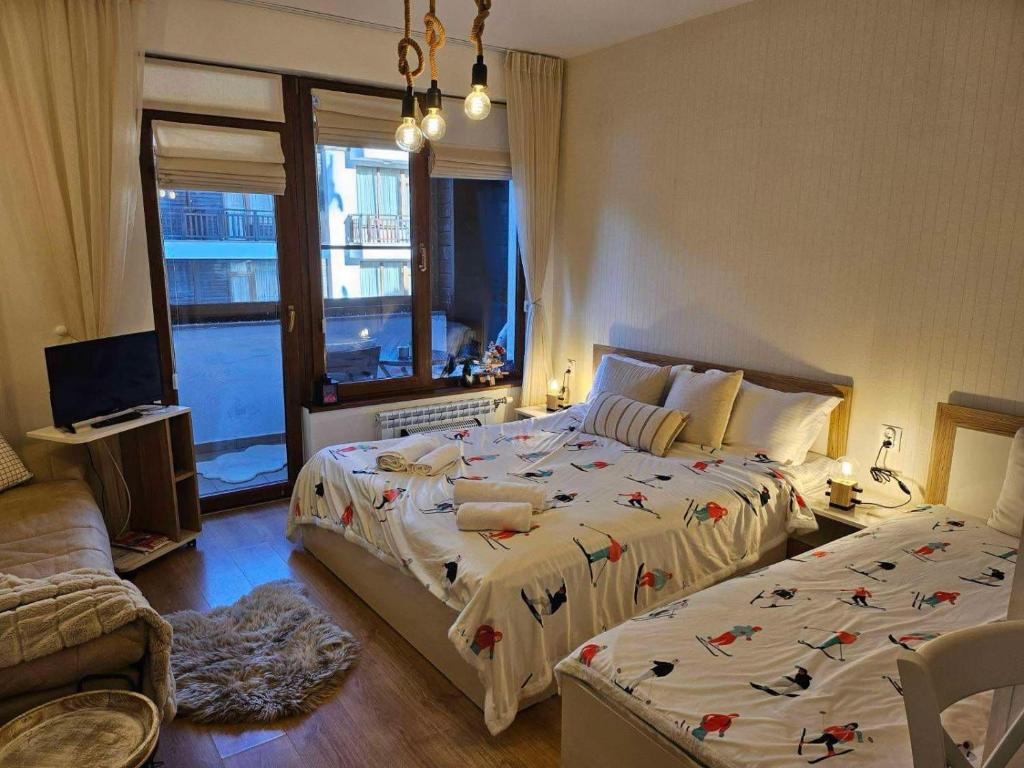Ένα ή περισσότερα κρεβάτια σε δωμάτιο στο Cozy Studio in Semiramida Gardens - Borovets Hills 39