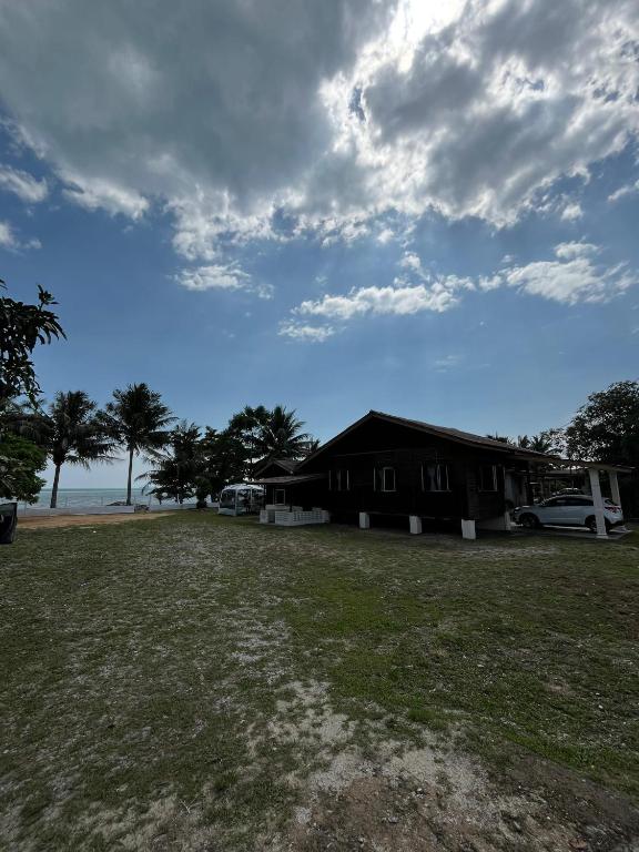 un fienile con una macchina parcheggiata di fronte di Balek Kualé a Kampong Baru