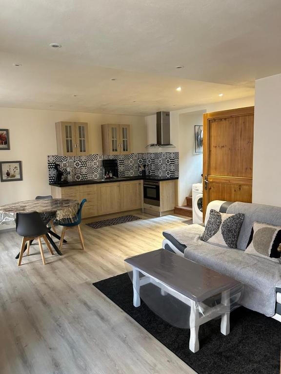 un salon avec un canapé et une table dans l'établissement T2 BOURGEAT - Charmant 2 pièces - Centre ville, à Bourg-Saint-Maurice