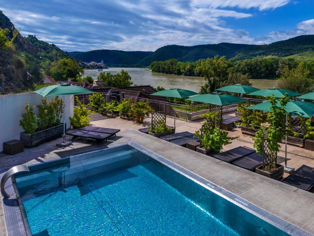 Bazén v ubytování Gartenhotel & Weingut Pfeffel Dürnstein nebo v jeho okolí