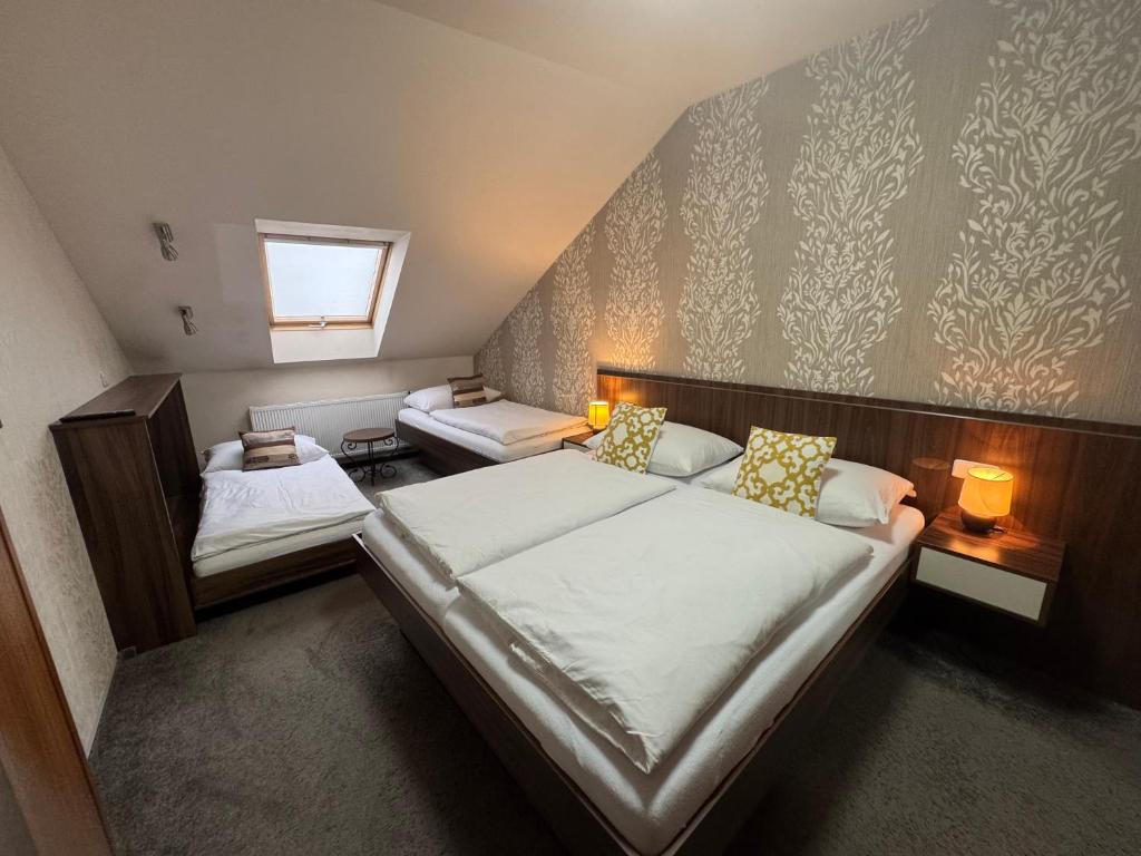 Postel nebo postele na pokoji v ubytování Apartmán Bílá Hora - Roudná