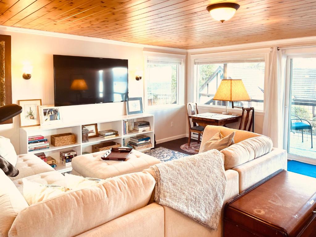Posezení v ubytování Puget Sound Chic Romantic Cottage with Private Beach Access & Gated Entry