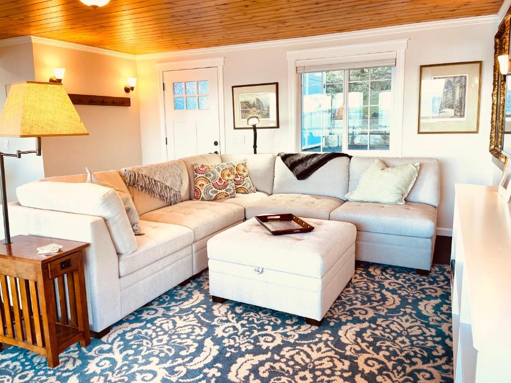 Posezení v ubytování Puget Sound Chic Romantic Cottage with Private Beach Access & Gated Entry