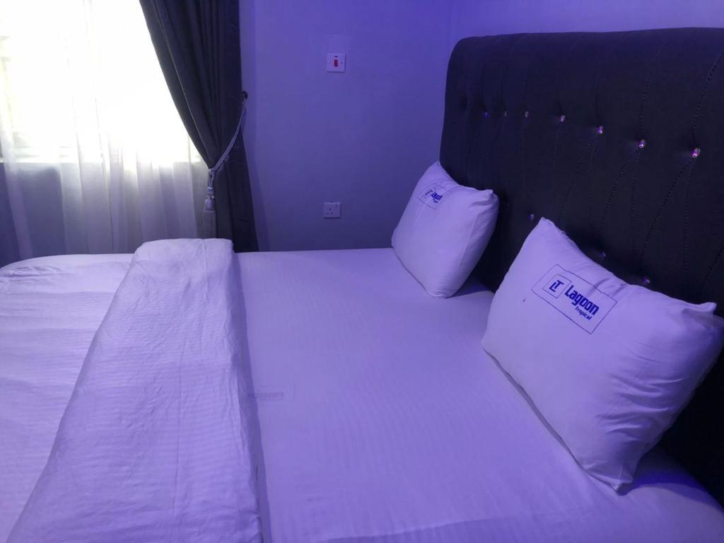 Postel nebo postele na pokoji v ubytování Bohemian Lounge and hotel