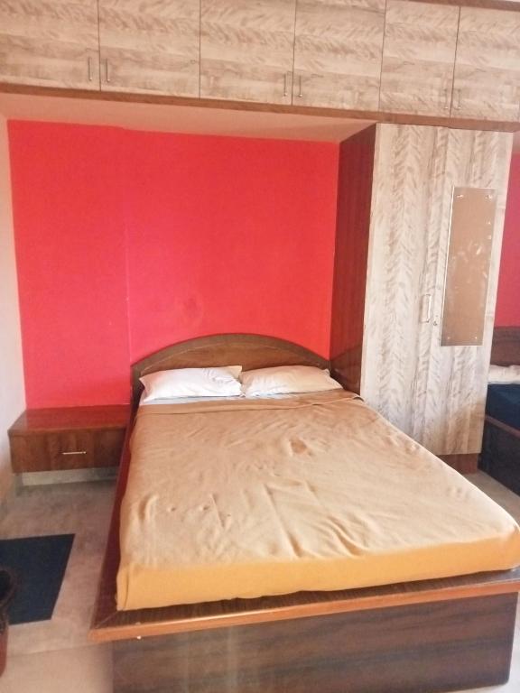 Postel nebo postele na pokoji v ubytování Sri Sapthagiri comfort