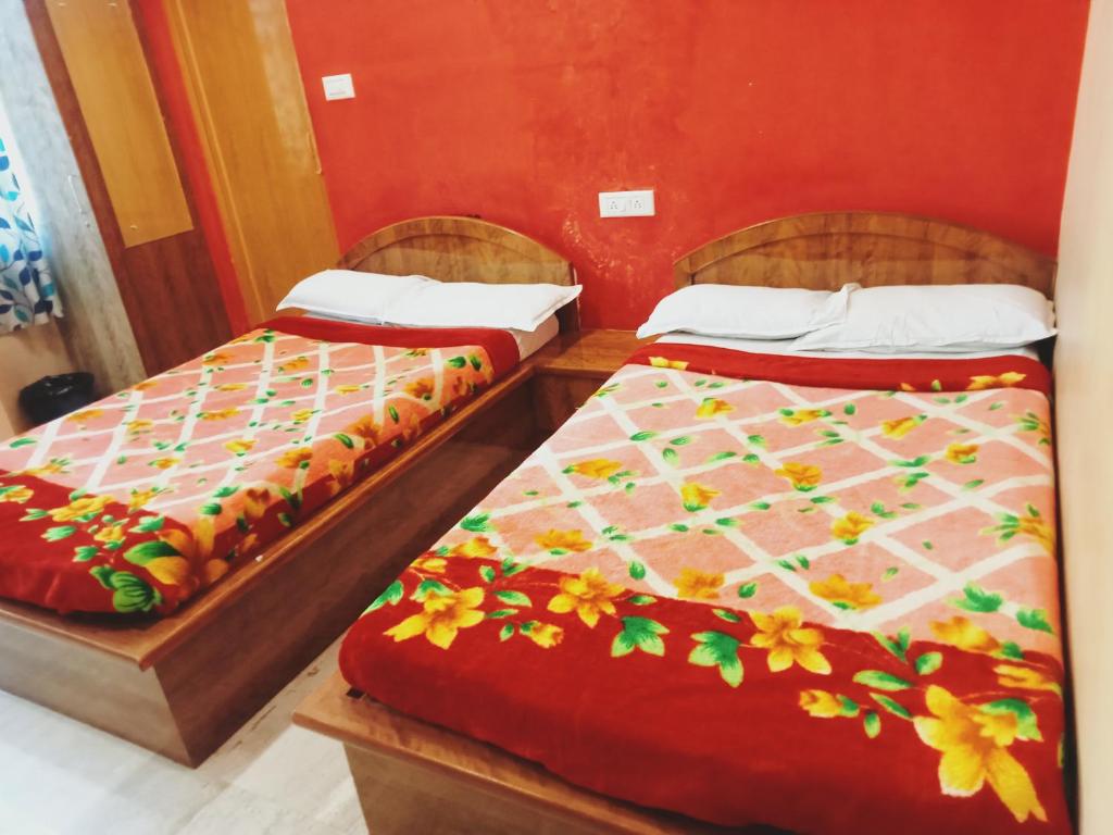 Postel nebo postele na pokoji v ubytování Sri Sapthagiri comfort