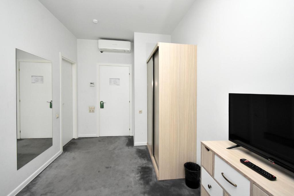 TV a/nebo společenská místnost v ubytování Hotel In City