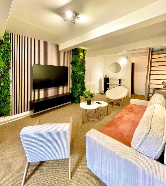 - un salon avec un canapé et une télévision dans l'établissement Charmante maison de village, à Pennautier